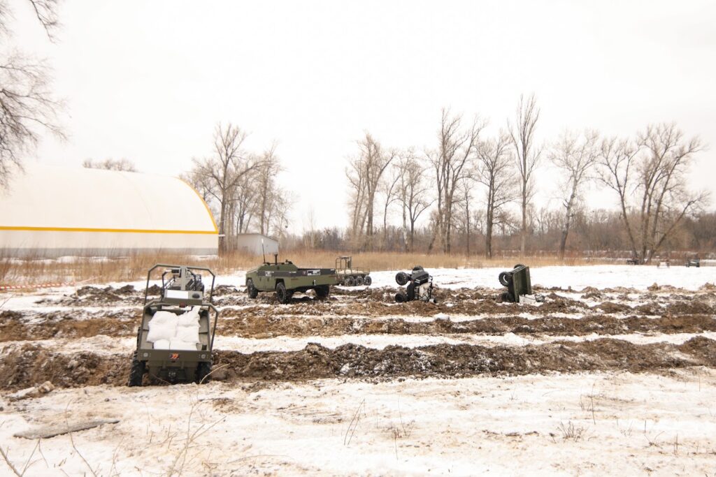 НРК долають смугу перешкод. Фото Федерація технологічного спорту України