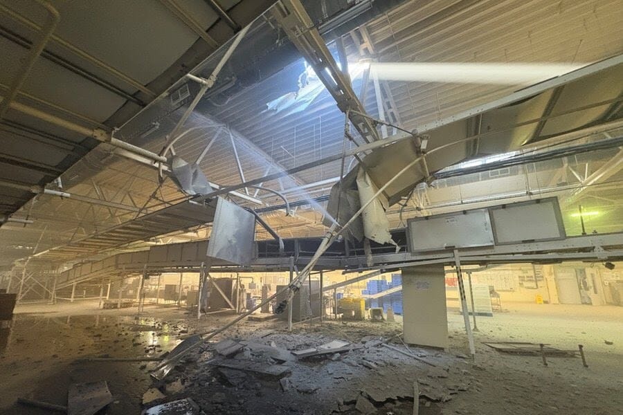 Наслідки удару по американській фабриці в Тростянці на Сумщині. 21 лютого 2026 року. Фото: Андрій Сибіга