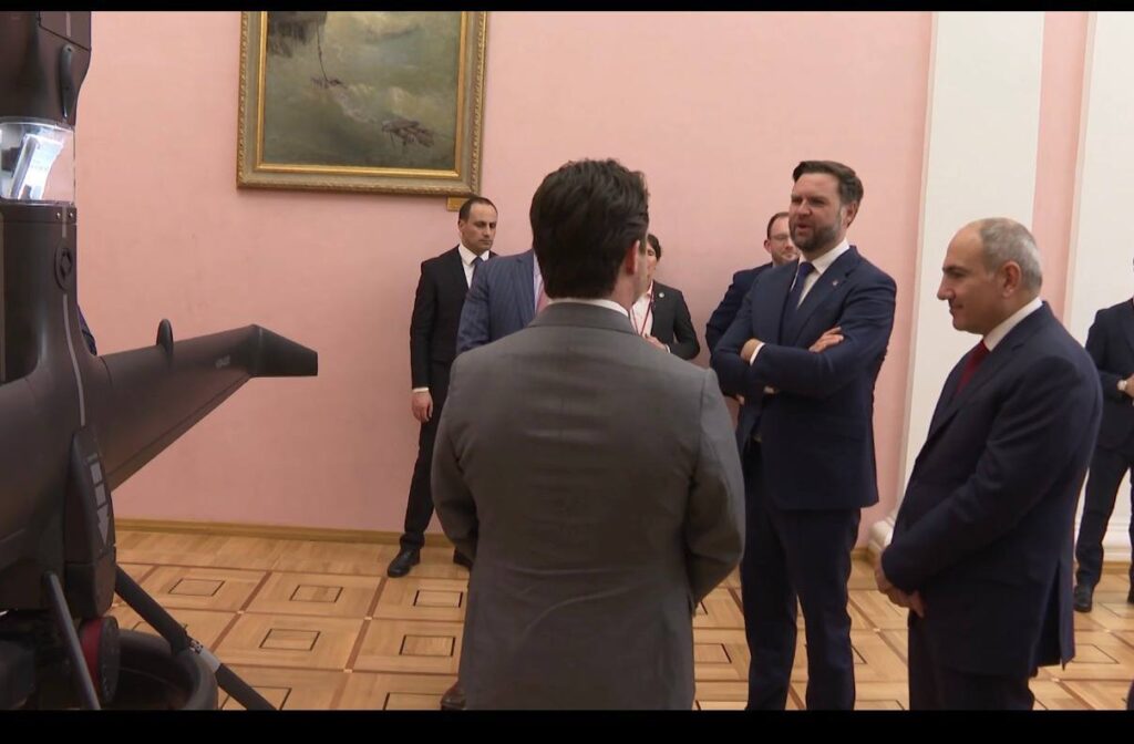 Віцепрезидент США Джей Ді Венс та Прем’єр-міністр Вірменії Нікол Пашинян під час огляду безпілотника V-BAT. Фото: Міністерство оборони Вірменії