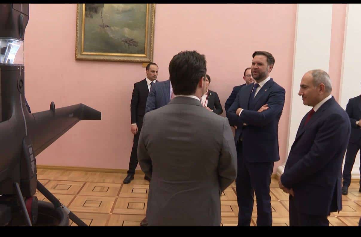Віцепрезидент США Джей Ді Венс та Прем’єр-міністр Вірменії Нікол Пашинян під час огляду безпілотника V-BAT. Фото: Міністерство оборони Вірменії