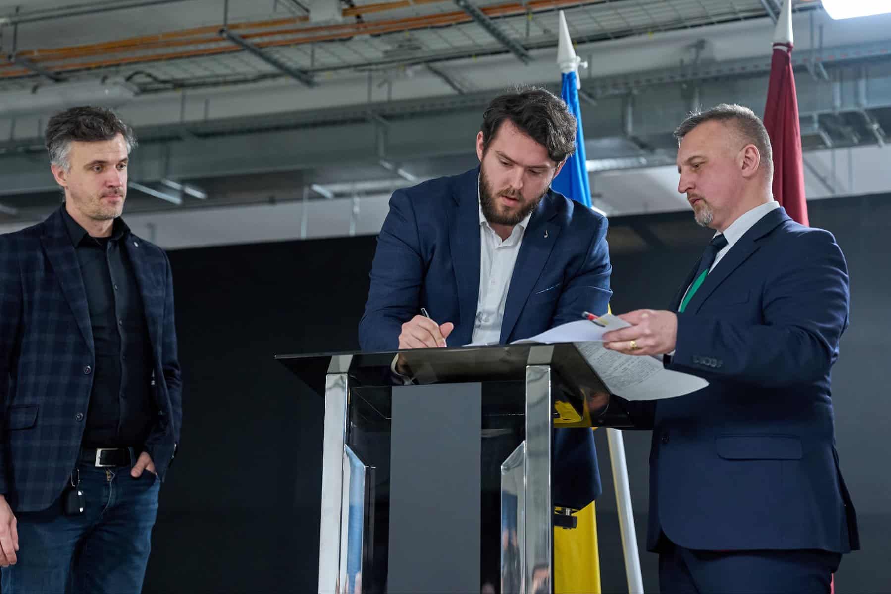 Церемонія підписання меморандуму між ROBONEERS та SUBmerge Baltic. Джерело: ROBONEERS