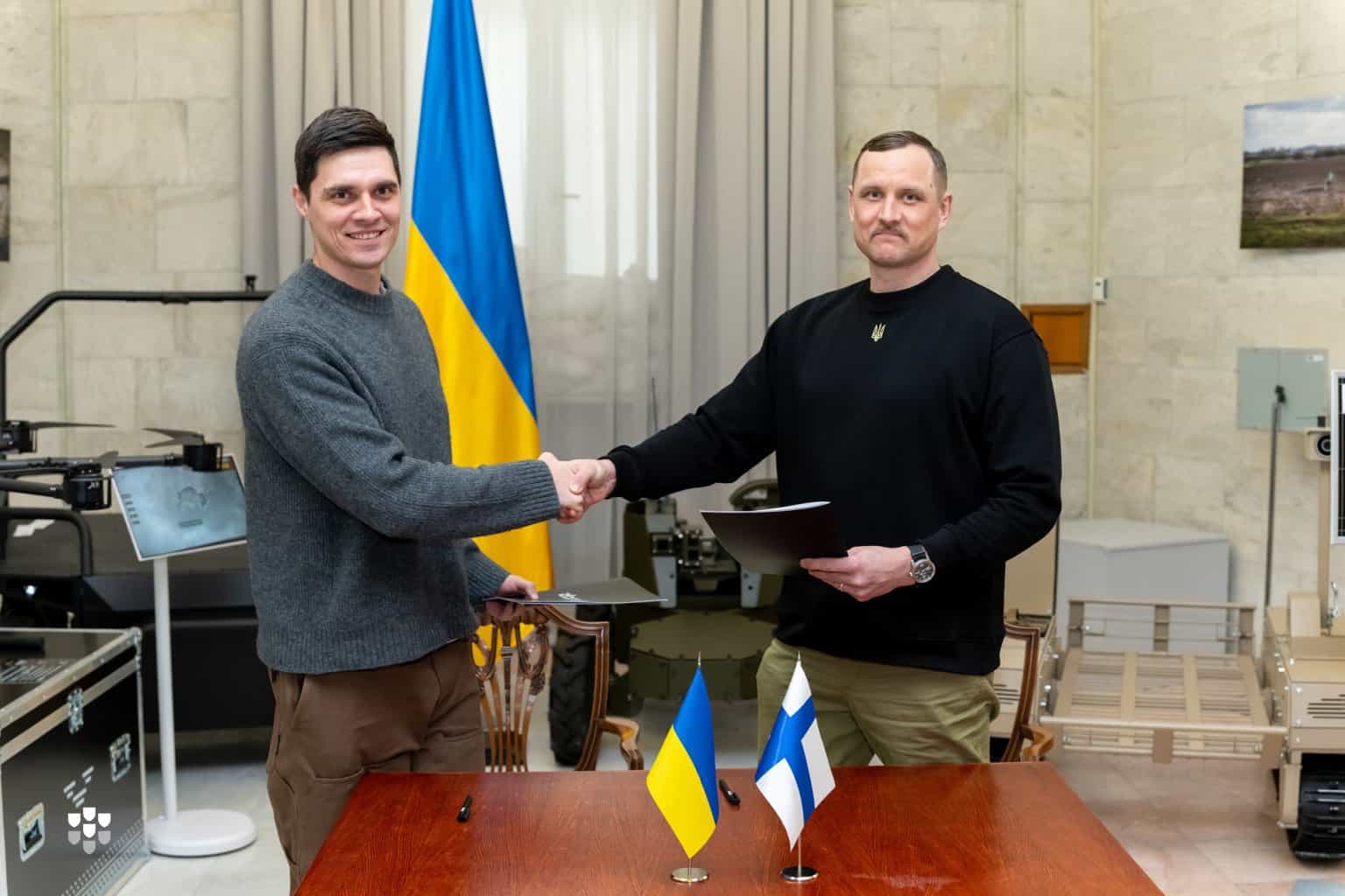 Підписання пакету документів з партнерами. Джерело: Українська рада зброярів