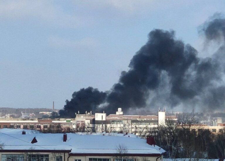 Elektrovypryamlyach-ZSP factory on fire in Saransk, Russia. Photo credits: Saransk Proishtestvie