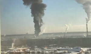 Пролетіли 1700 км: дрони влучили у НПЗ в Ухті