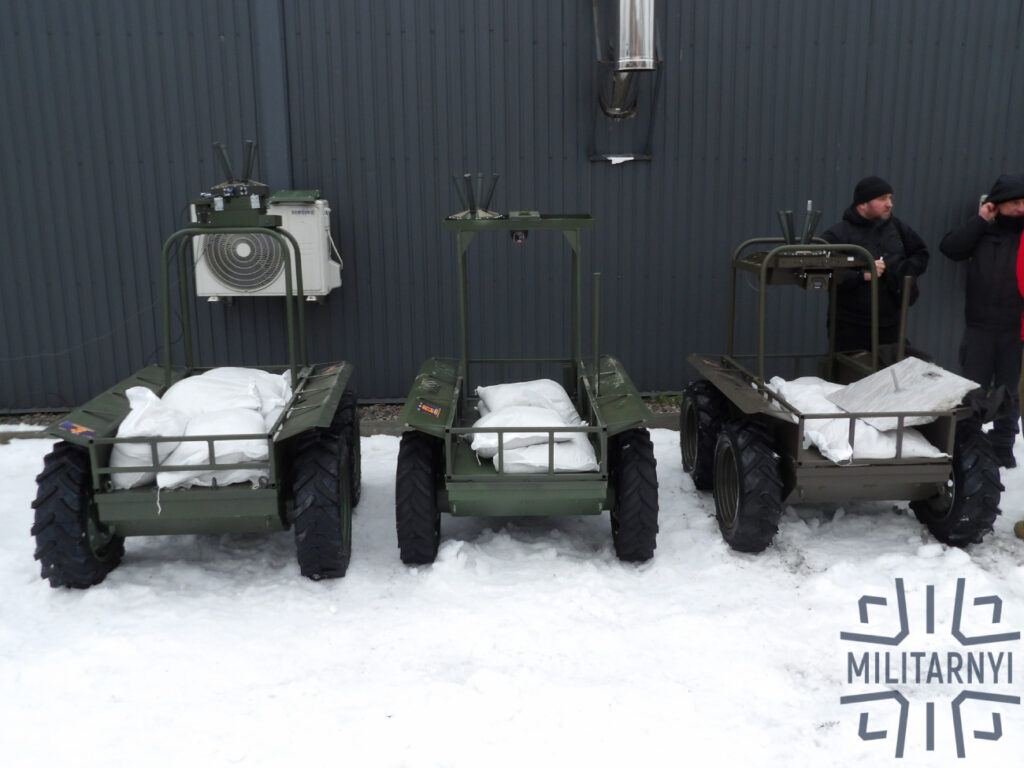 Завантажені перед перегонами НРК. Фото Мілітарний