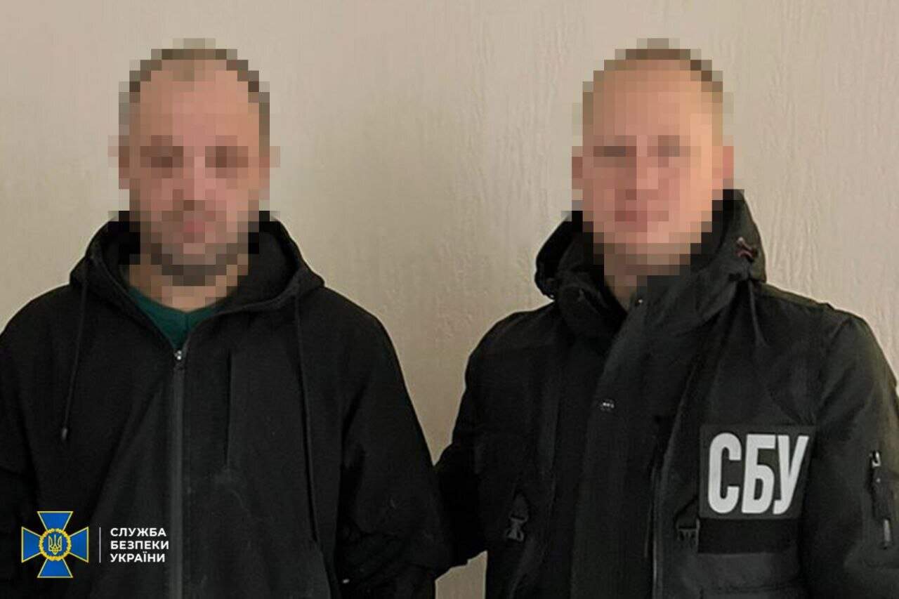 Оперативник із затриманим, який реєстрував Starlink для окупантів. 24 лютого 2026 року. Фото: СБУ