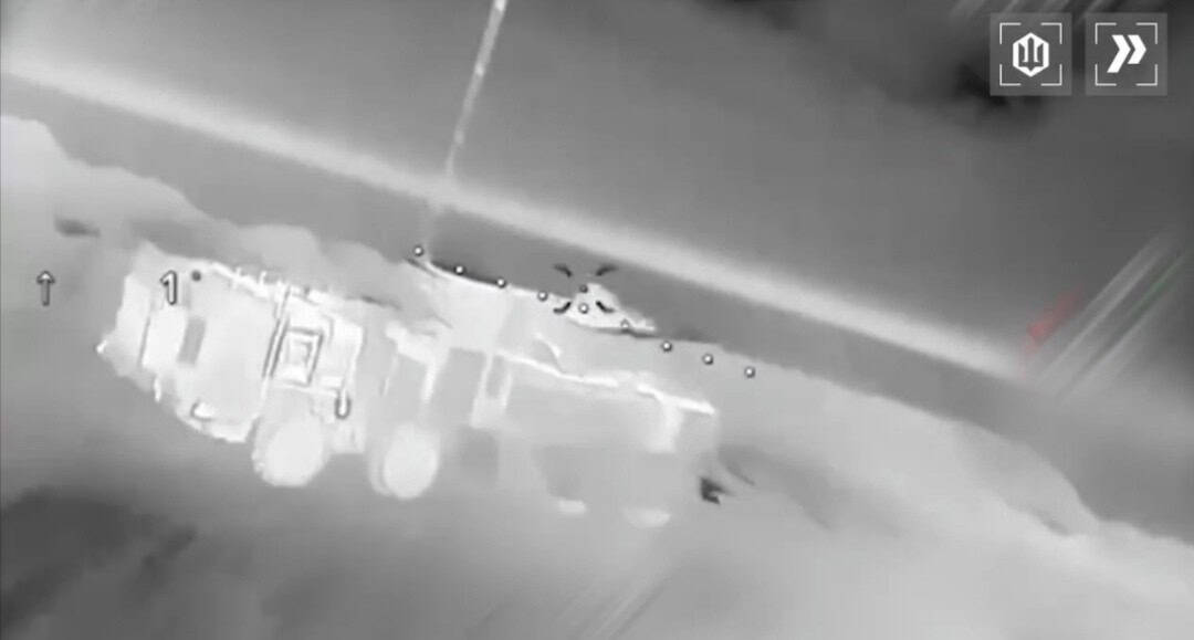 Уражений «Панцирь-С1» на шасі БАЗ-6909-019 в Маріуполі. 27 лютого 2026. Джерело: СБС ЗСУ