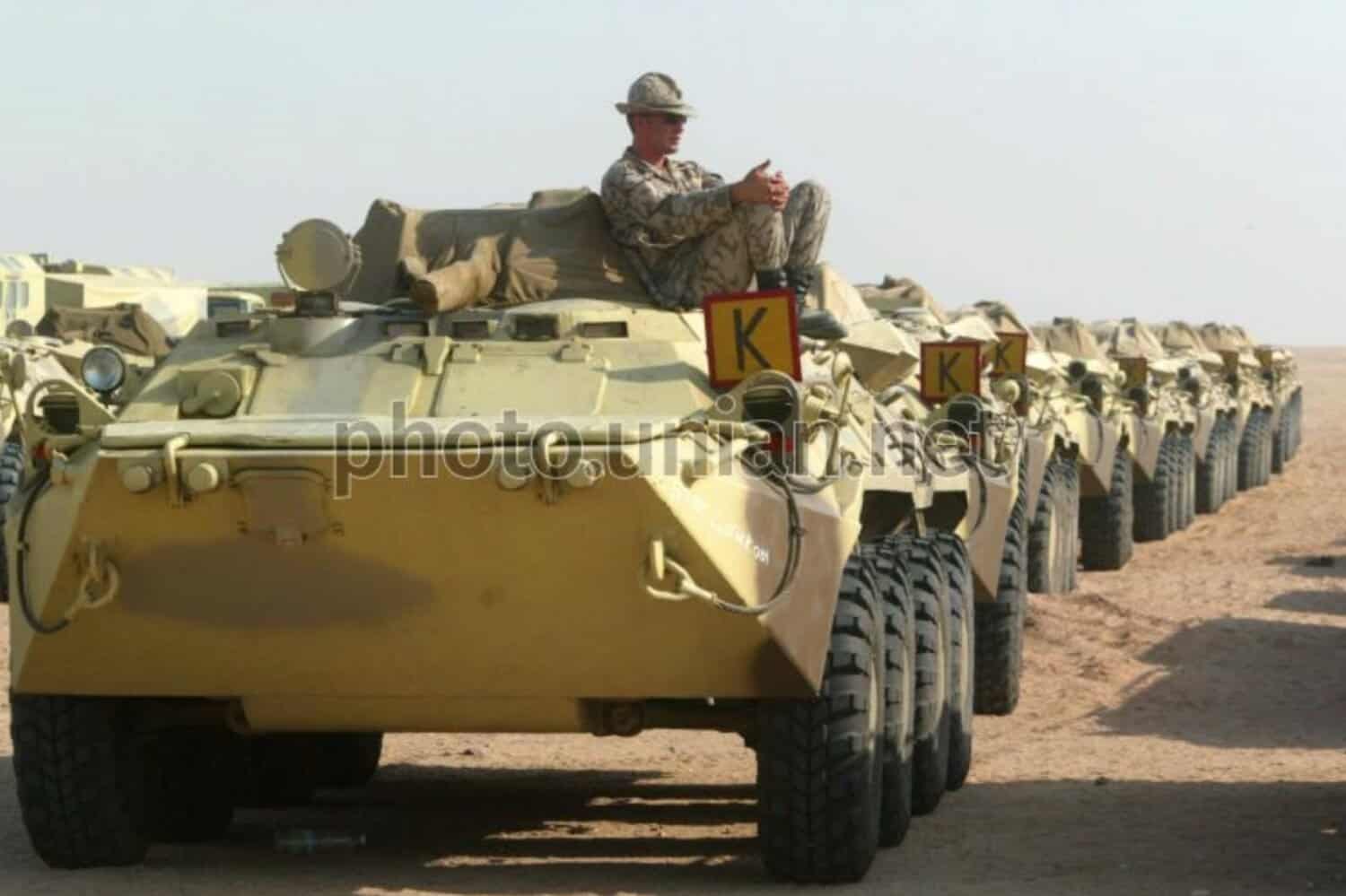 Бронетраспортери БТР-80 українських миротворців у Кувейті на території американської військової бази Ель-Койот перед відправкою в Ірак. 9 серпня 2003 року. Джерело: unian.net