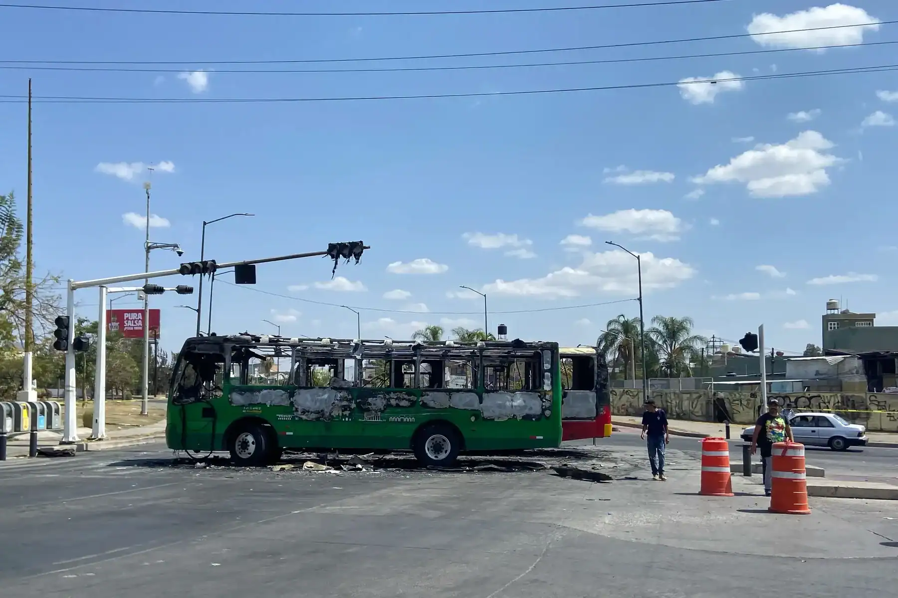 Road blocked by a bus used by CJNG militants. Photo credits: Chattanooga Times Free Press