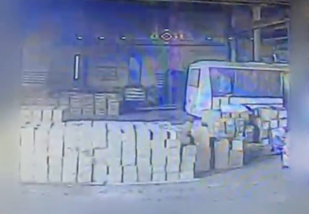 Російській склад у Курській області в камері українського дрона. Лютий 2026. Джерело: 80-та окрема десантно-штурмова бригада