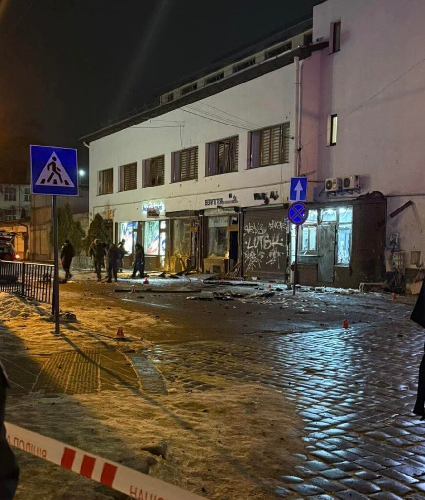 Місце теракту поблизу ТЦ «Магнус» у Львові. Фото: Андрій Садовий
