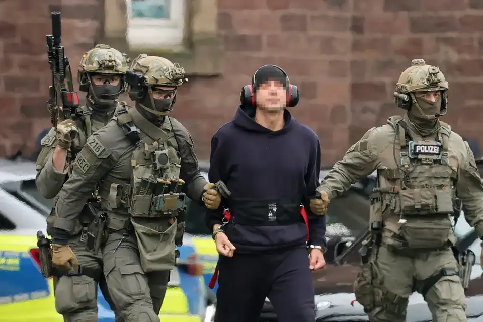 Затриманий ймовірний член групи Сергій К. Фото: Ronald Wittek / EPA