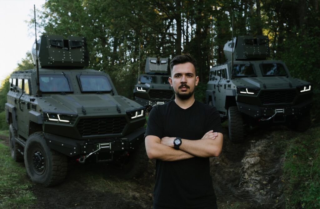 Виконавчий директор та співзасновник компанії Inguar Артем Ющук поряд з бронемашинами Inguar-3, вересень 2025.
