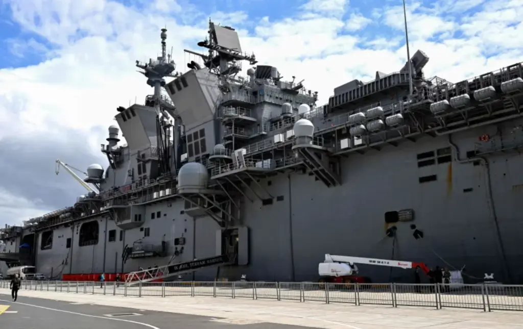 Десантний корабель USS Tripoli. Фото: Саїд Хан/AFP/Getty Images