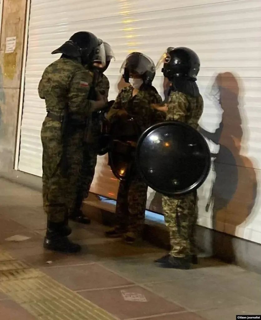 Діти у формі Басідж та споряджені для боротьби з масовими заворушеннями, 2022 рік. Фото Радіо Свобода