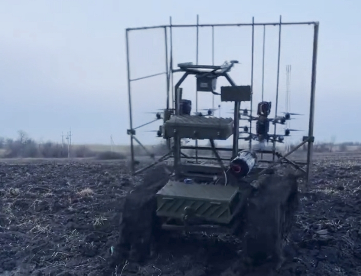 В Україні представили колісно-гусеничний носій FPV-дронів “Гном-НД”