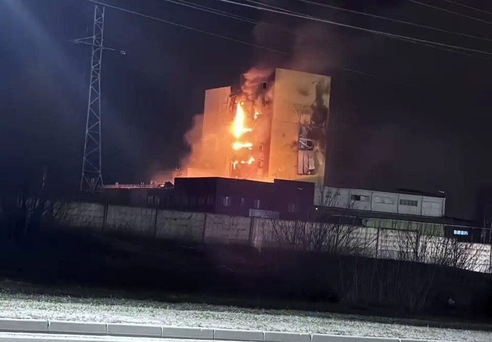 Fire in the main building of the Optic Fiber Systems enterprise in the city of Saransk. April 5, 2025. Photo credits: Oleg Rakaev