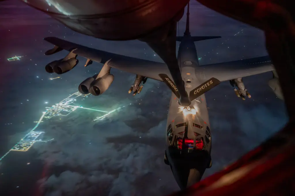 B-52 Stratofortress ПС США заправляється під час бойового польоту на підтримку операції Epic Fury 26 березня. Фото: U.S. Central Command
