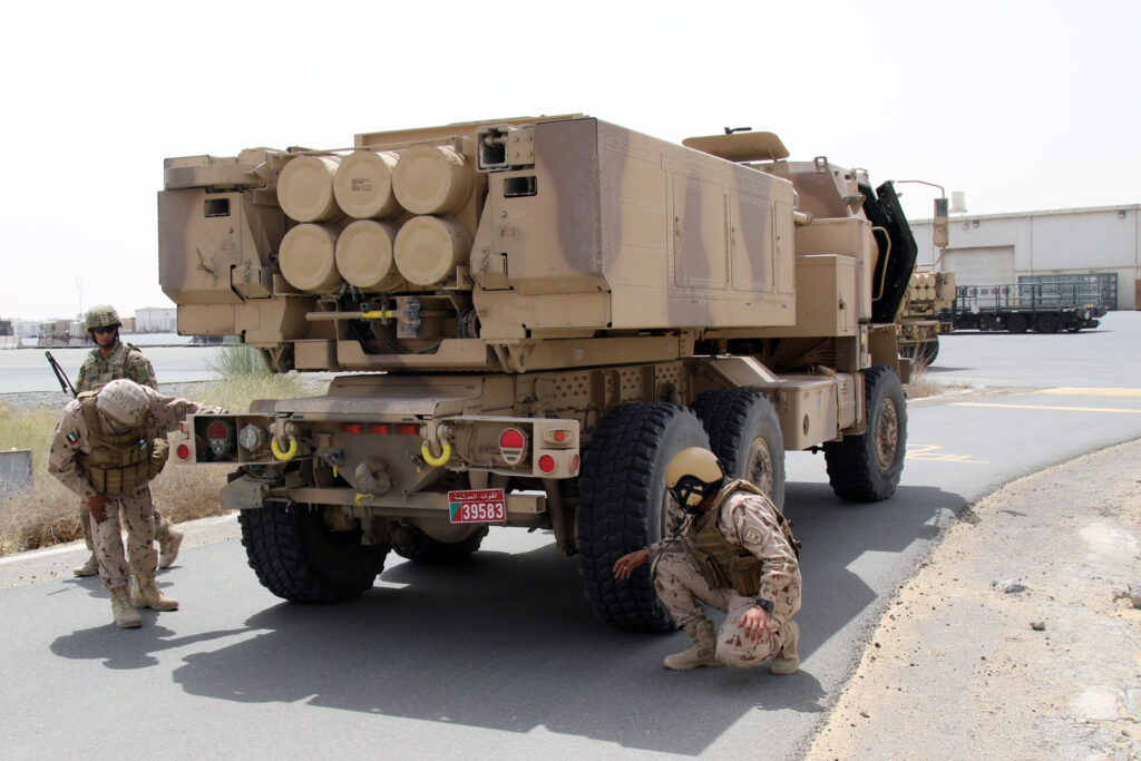 Пускова установка HIMARS сухопутних військ ОАЕ перед завантаженням у літак під час спільних навчань із США. Фото: Doug Roles