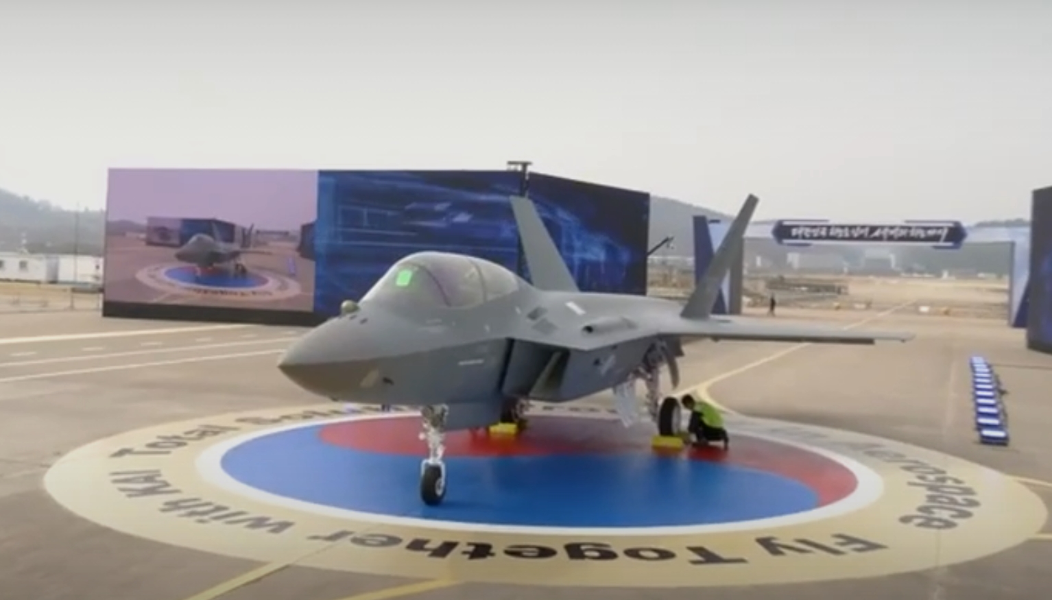 Перший серійний винищувач KF-21. Березень 2026. Джерело: ebn.co.kr