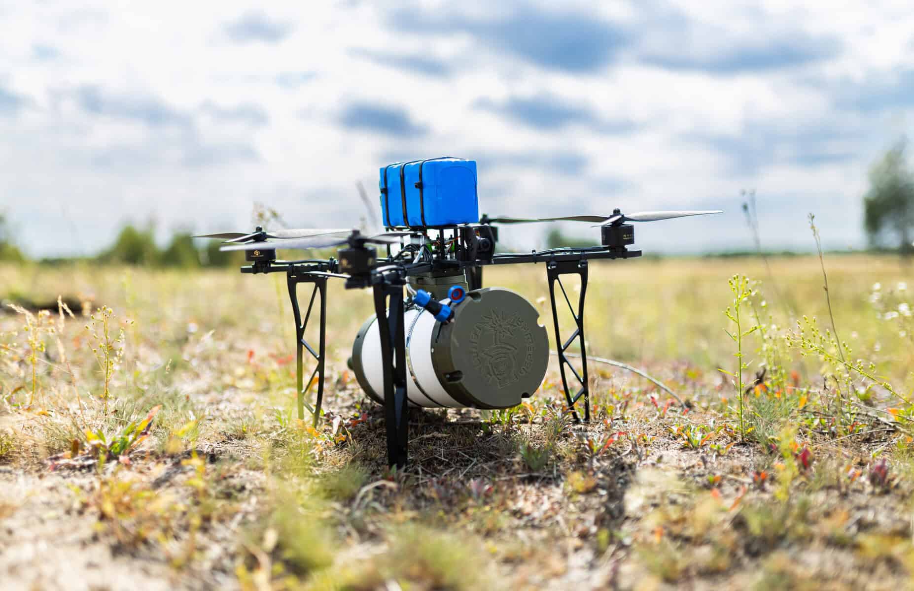 FPV-дрон із подвійним керуванням на оптоволокні та радіо випробували українські військові