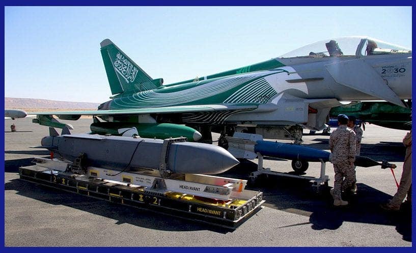Ракета Storm Shadow біля винищувача Typhoon Королівських повітряних сил Саудівської Аравії. Фото: Jake D