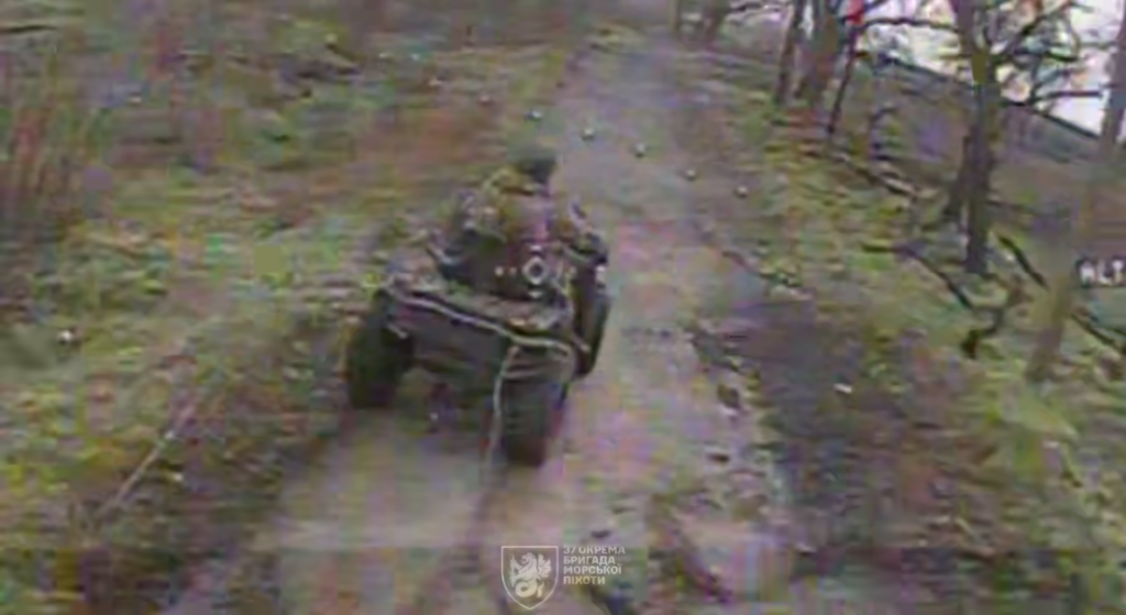 Російський штурмовик на квадроциклі за момент до ураження. Стоп-кадр з відео 37-ї бригади