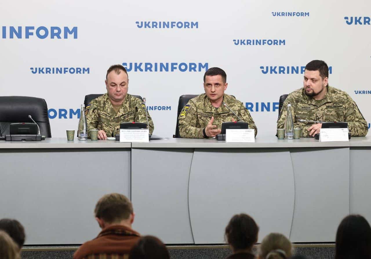 Віталій Добрянський, Андрій Лебеденко та Андрій Ковальов на брифінгу. 5 березня 2026 року. Фото: Генеральний штаб ЗСУ