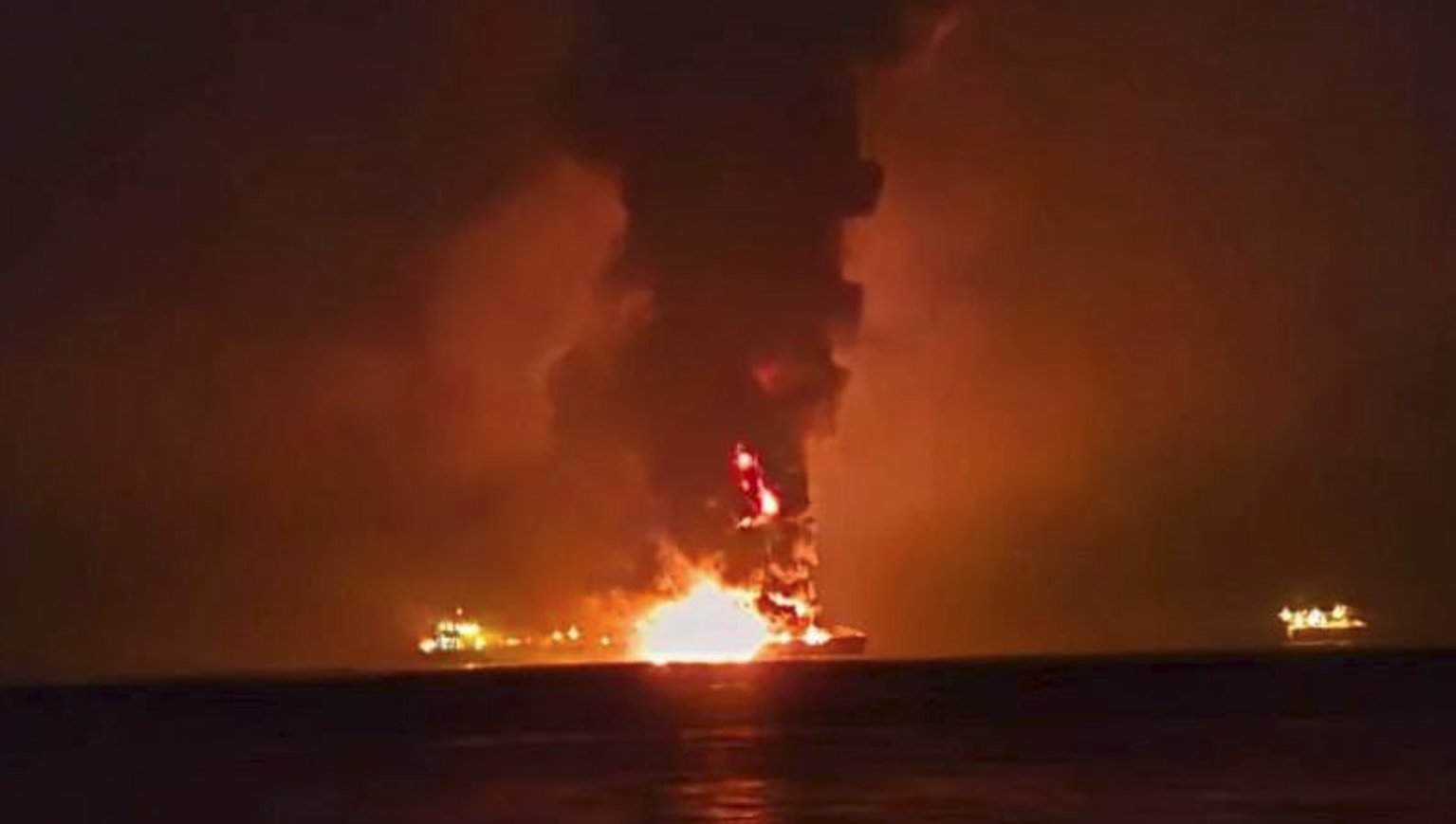 Палаючий нафтовий танкер після удару Ірану. 12 березня 2026 року. Джерело: shafaq.com