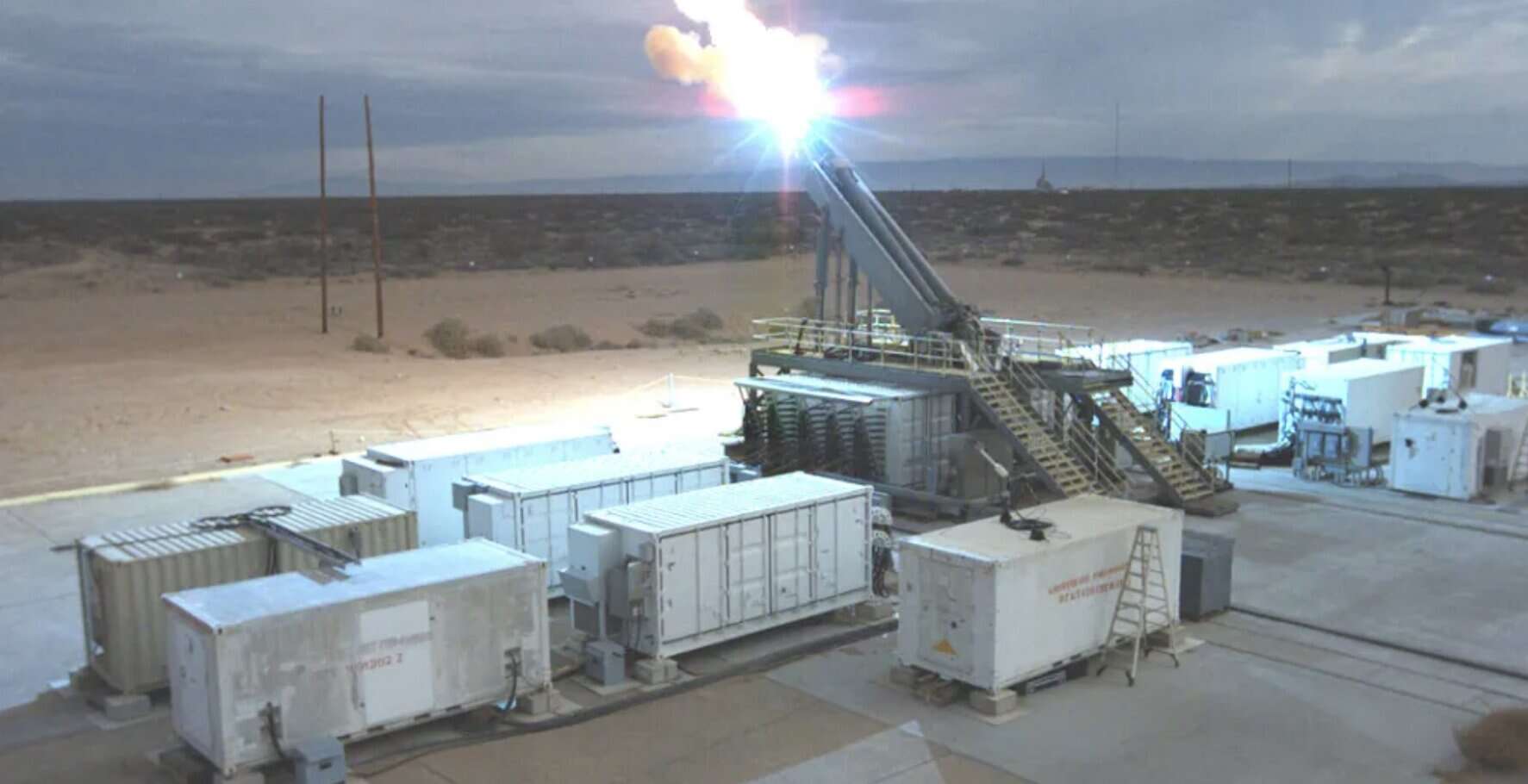 Американська електромагнітна рейкова гармата під час випробувань у 2025 році. Джерело: Командування морських систем ВМФ