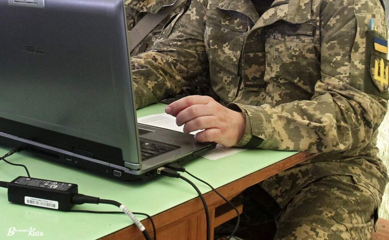 Український військовий за персональним комп'ютером. Джерело: Борис Корпусенко