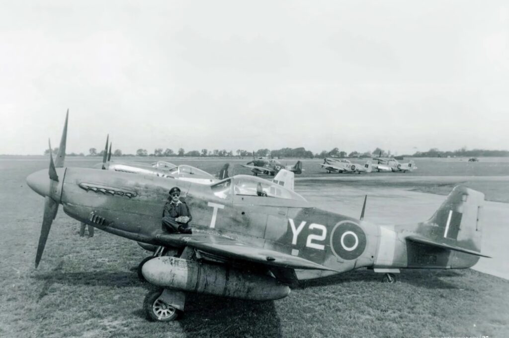 офіцер Арт Ноулан (Fg Off Art Knowlan) відпочиває на крилі свого Mustang Mk.IV зі складу 442-ї ескадрильї (No. 442 Squadron RCAF). Він належав до групи пілотів, які виявили ракетний винищувач Me 163 Komet у небі над Лейпцигом. Фото: IWM
