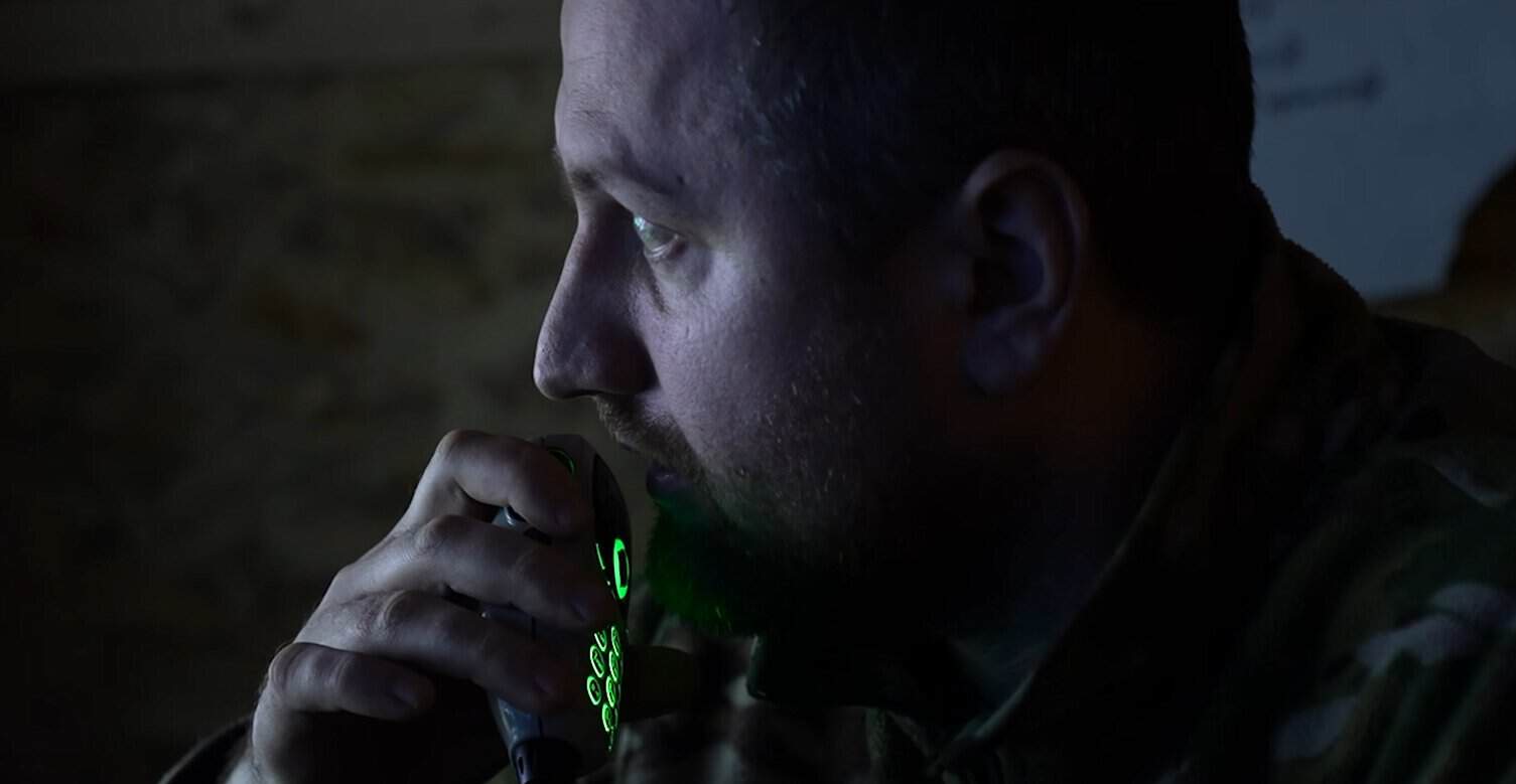 The commander directing Ukrainian troops as they are taking eight Russian invaders prisoner. April 2026. Source: 1st Assault Regiment