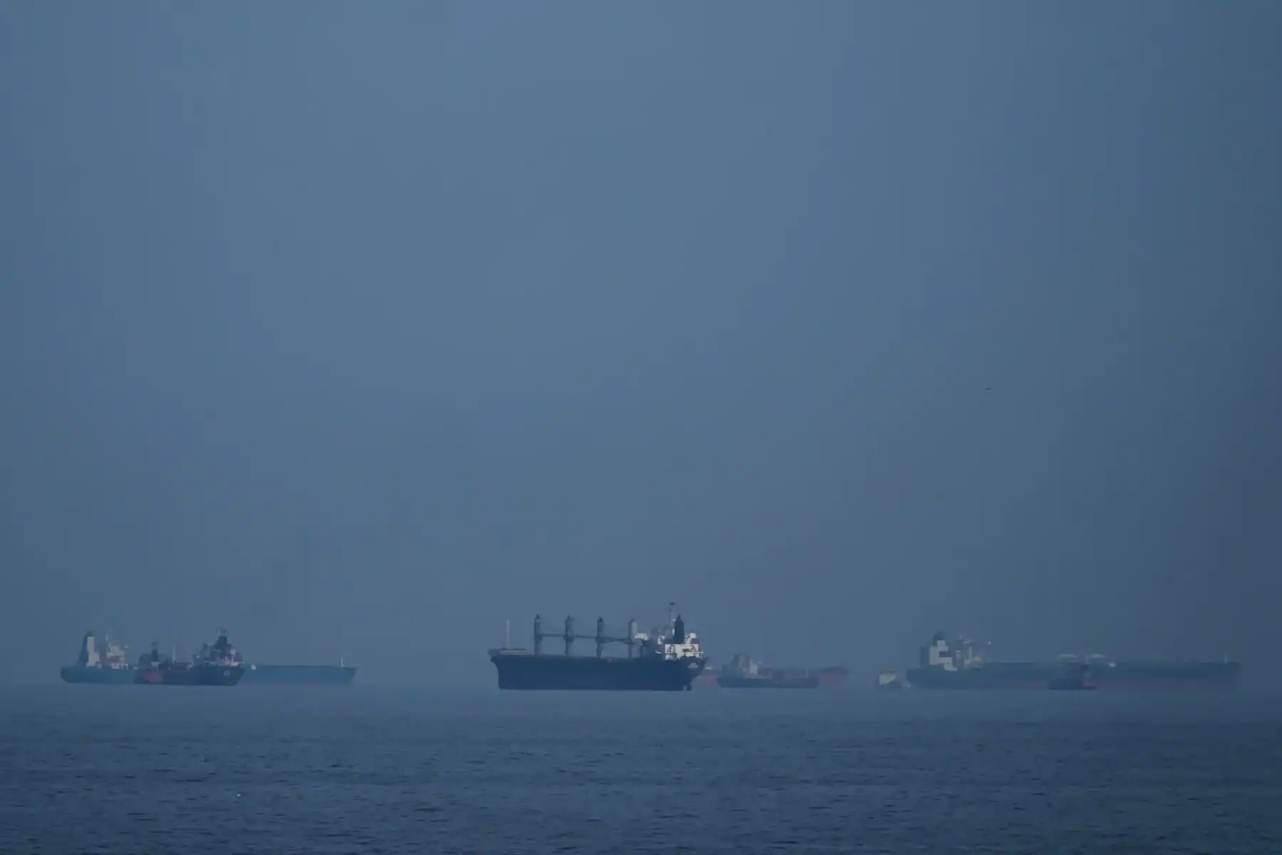 Протока Ормуз «повністю відкрита» після припинення вогню в Лівані, повідомляють Іран і США