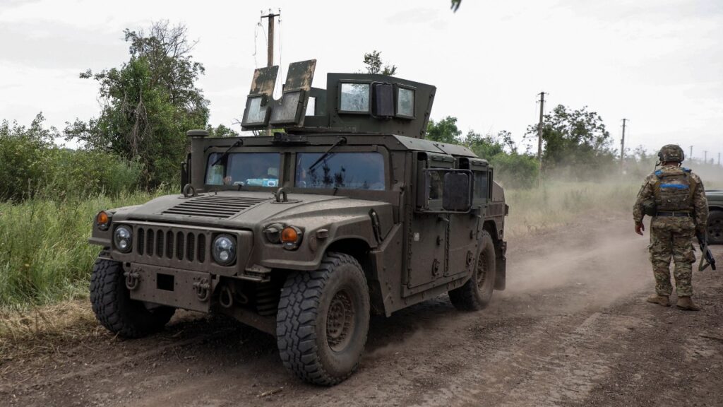 Броньований HMMWV поблизу села Новодарівка в Запорізькій області, літо 2023. Фото: Serhii Nuzhnenko/Reuters