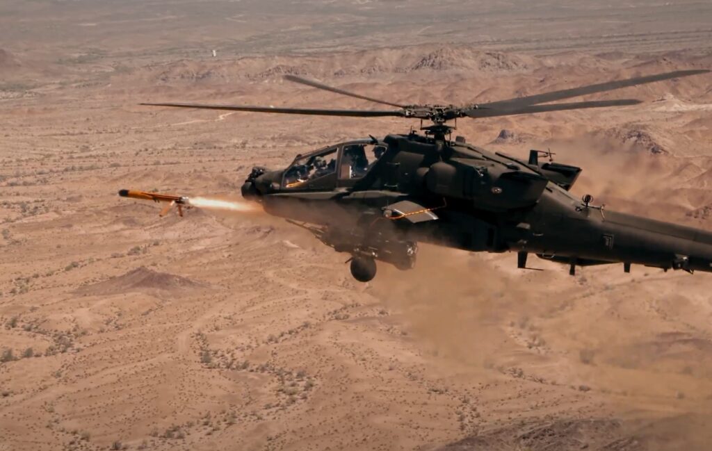 Гелікоптер AH-64E Apache запускає дрон Altius 700. Березень 2026. Джерело: Anduril