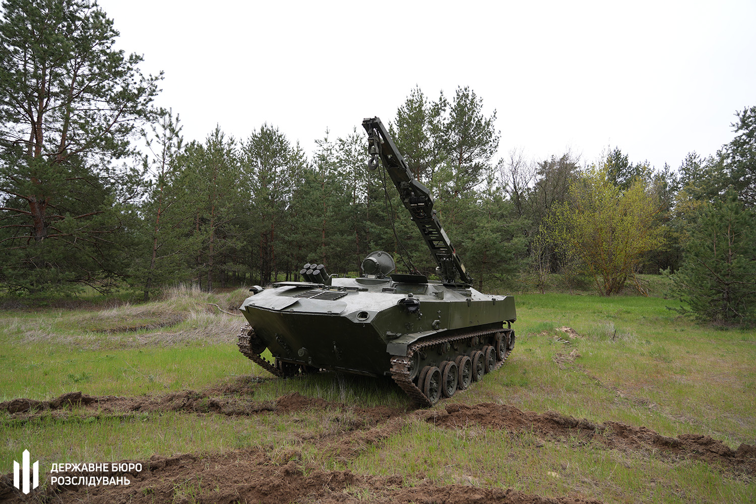 ДБР передало ЗСУ броньовану ремонтно-евакуаційну машину БРЕМ-Д
