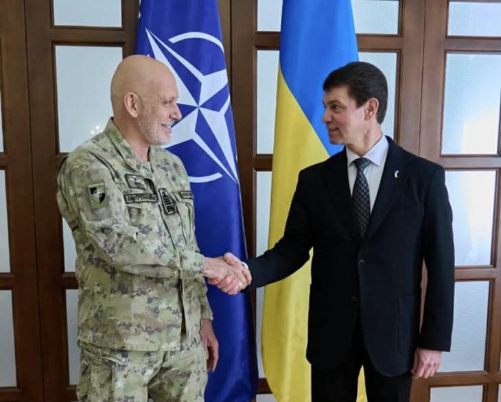 Заступник Міністра закордонних справ України Олександр Міщенко під час зустрічі з Головою Військового комітету НАТО адміралом Джузеппе Каво Драгоне. Київ 2026. Джерело: Міністерство закордонних справ