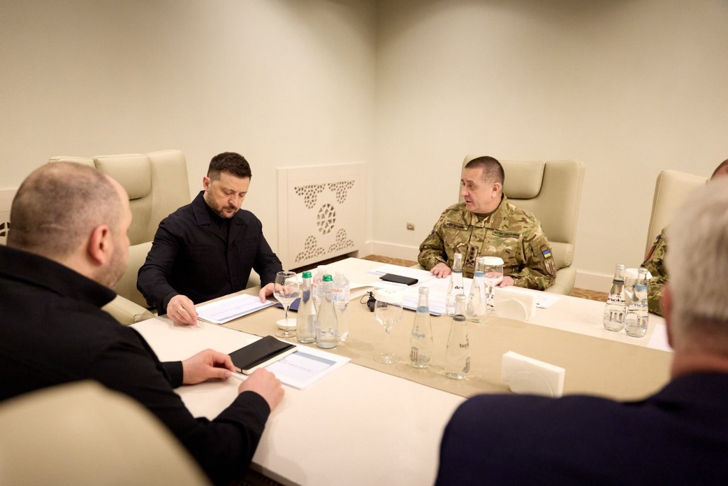 President of Ukraine Volodymyr Zelensky with the Ukrainian expert team in Azerbaijan. Photo credits: Office of the President