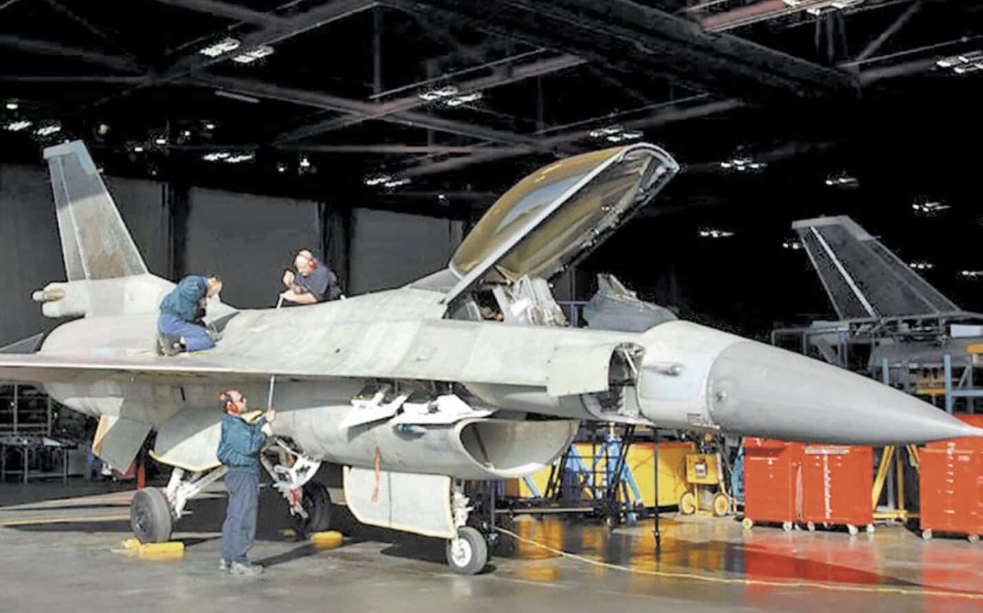 Роботи над літаком F-16 на підприємстві Hellenic Aerospace Industry. Джерело: ekathimerini.com 