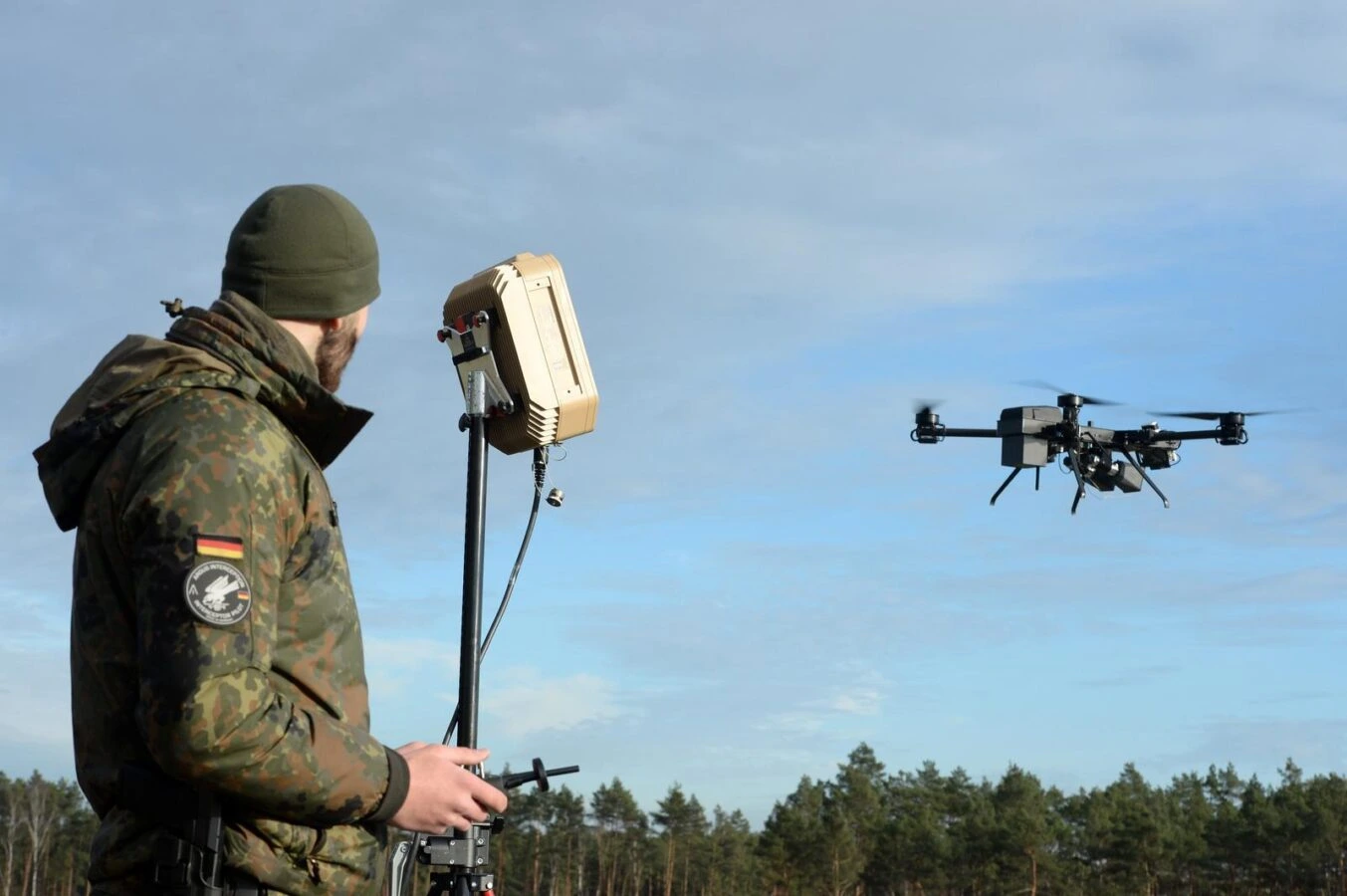 Illustrative image of a German soldier with a drone. Photo credits: Bundeswehr