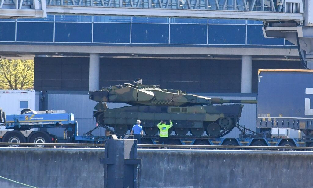 Транспортування танків Leopard 2A8 на поромі Color Fantasy в морському порту Кіля перед відправкою до Осло. Фото Frank Behling