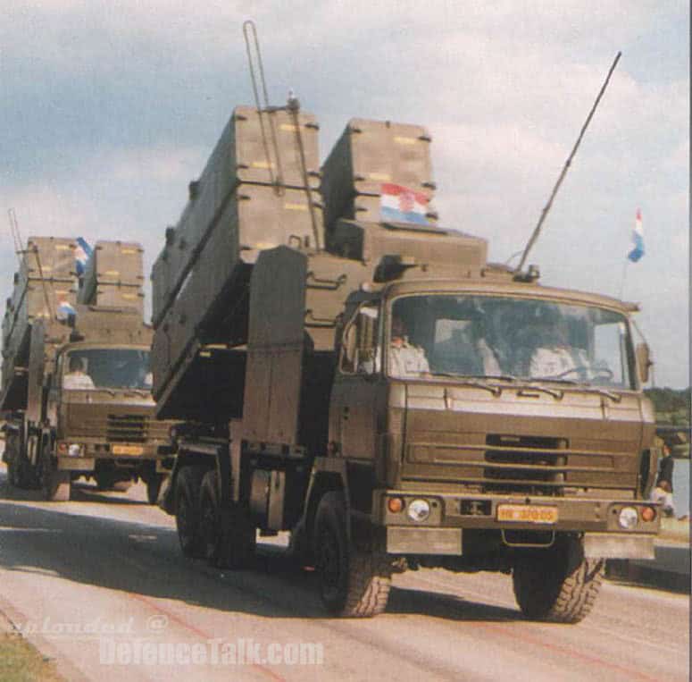 Хорватські мобільні берегові пускові установки (MOL) на базі вантажівок Tatra під час параду. Кожна машина несе по два контейнери з ракетами RBS-15. Фото: DefenceTalk.com.