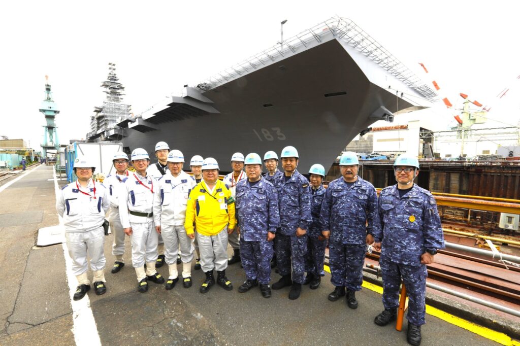 Авіаносець JS Izumo з новою носовою частиною у сухому доці компанії JMU в Ісого, Йокогама. Фото: JMSDF