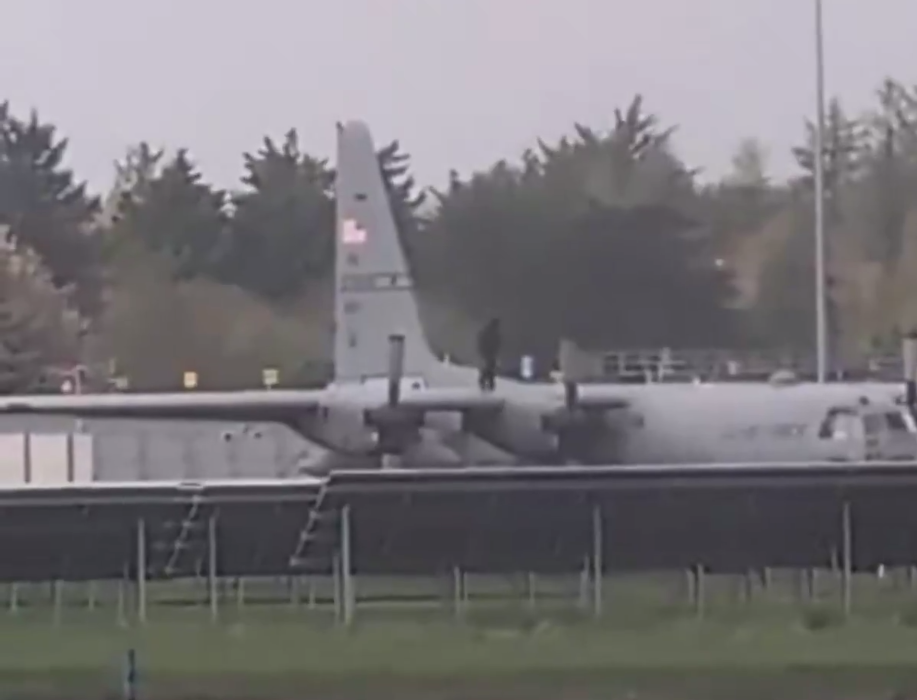 Чоловік атакував військовий літак C-130 Hercules ВПС США сокирою в аеропорту Шеннон