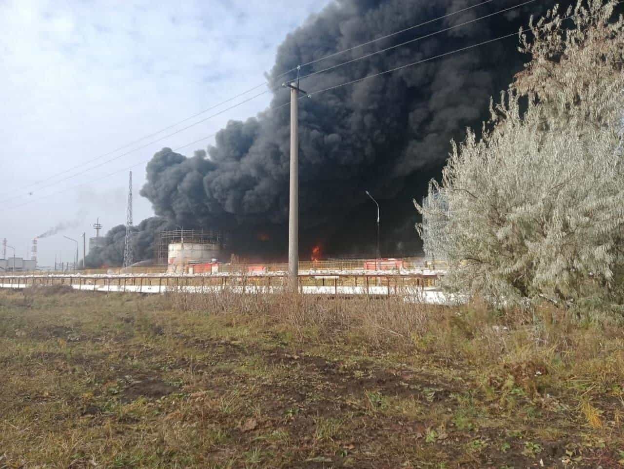 Палає Новокуйбишевський НПЗ після атаки дронів у Самарській області