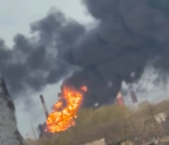 Fire at the Novokuybyshevsk Oil Refinery following a drone attack on April 18, 2026. Photo credits: Exilenova+