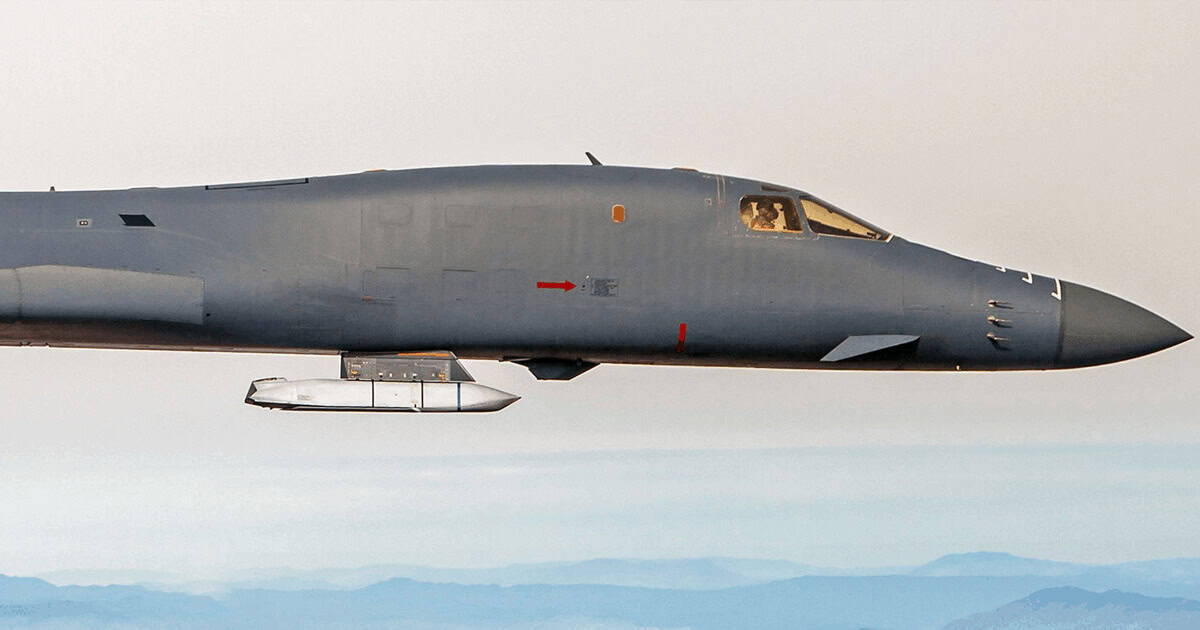 A B-1B bomber carrying a JASSM missile on an external pylon. Photo credits: US media