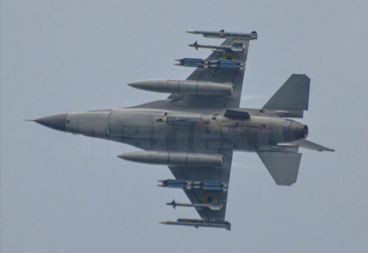 Ukrainian F-16 with a GBU-39 bomb, November 2025. Photo credits: martes1k (t.me/maratix1)