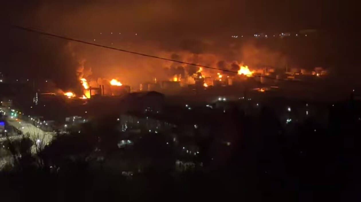 Tuapse Oil Refinery Hit by Ukrainian Drone Strike, Large Fire Reported